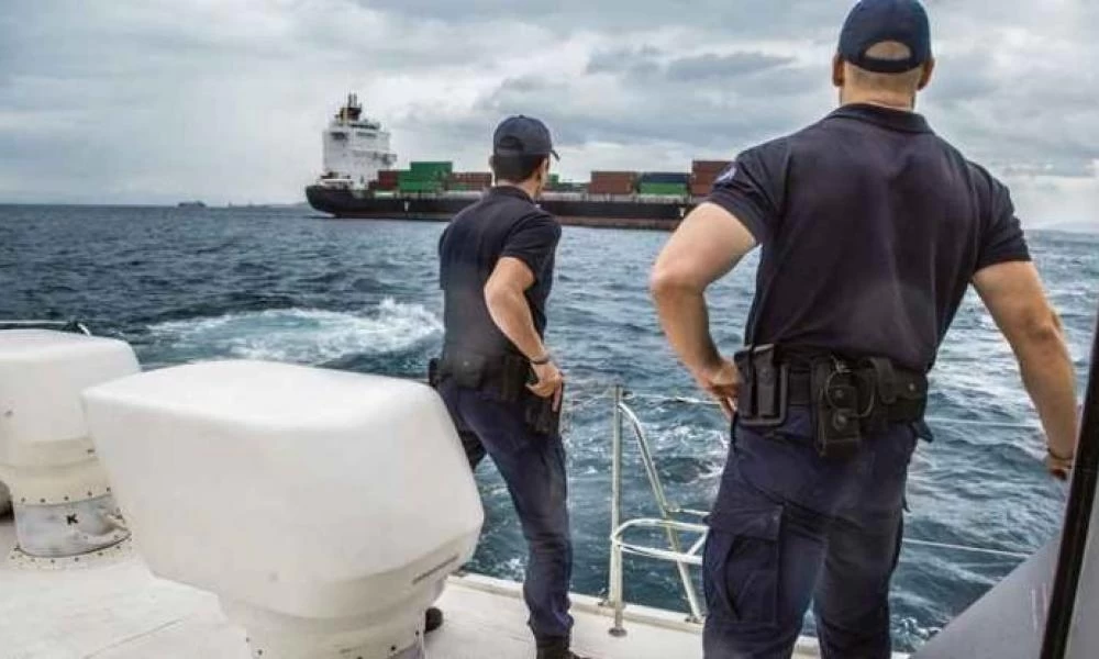Έκρυβε πιστόλι στο μηχανάκι του και τον έπιασε το λιμενικό